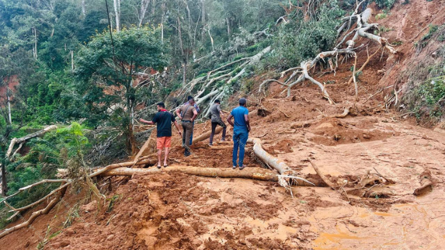 Landslide and damage in Pathahewaheta village